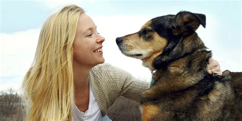 mujer follando con perro|Vídeo de sexo con animales: Chica es follada por un perro。